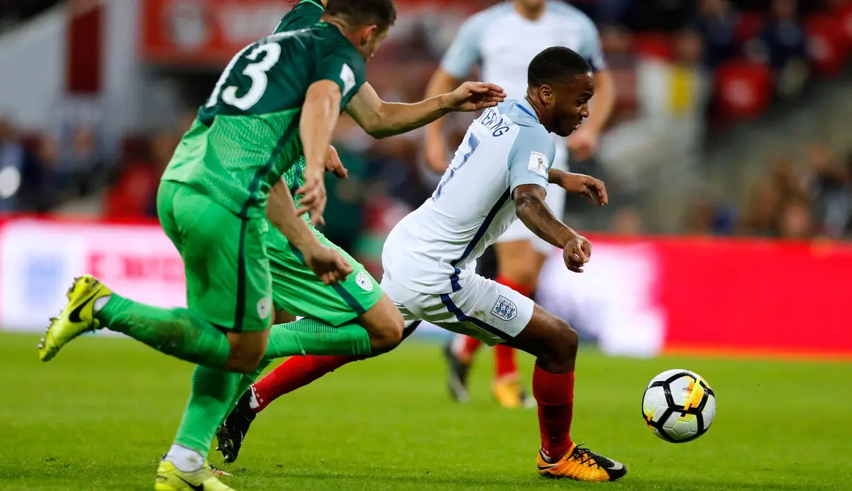 Gelandang Inggris, Raheem Sterling membawa bola dari kejaran dua pemain Slovenia pada grup F kualifikasi Piala Dunia 2018 di stadion Wembley di London, (5/10). Inggris mengumpulkan poin 23 di Grup tersebut. (AP Photo/Frank Augstein)