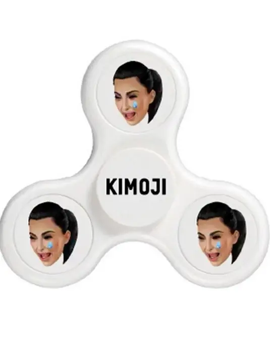 Terlihat di akun online shopnya yang bernama ‘Kimoji’, terdapat mainan fidget spinner yang baru saja dirilisnya. Mainan tersebut memang bisa dimainkan oleh siapapun dan dimanapun mereka berada. (Instagram/kimoji)