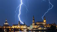 Sambaran petir selama badai terlihat di langit di atas Dresden, Jerman (10/6/2019). (AFP Photo/dpa/Germany Out/Robert Michael)
