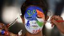Siswa dari India mengecat wajahnya dengan logo Olimpiade Rio 2016 untuk mendukung tim India di Chennai, India, (4/8/2016). (AFP/Arun Sankar)