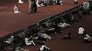 Umat muslim tidur di lantai dasar Masjid Istiqlal, Jakarta, Senin (13/5). Masjid Istiqlal masih menjadi pilihan warga baik dari dalam maupun luar Jakarta beristirahat, bahkan tidur usai melaksanakan salat guna menghindari batal puasa akibat teriknya suhu di Ibu Kota. (merdeka.com/Iqbal S. Nugroho)