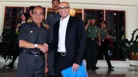 Gubernur Riau Annas Maamun (kiri) dan Duta Besar Singapura untuk Indonesia Anil Kumar Nayar (kanan) - (Antara/FB Anggoro)