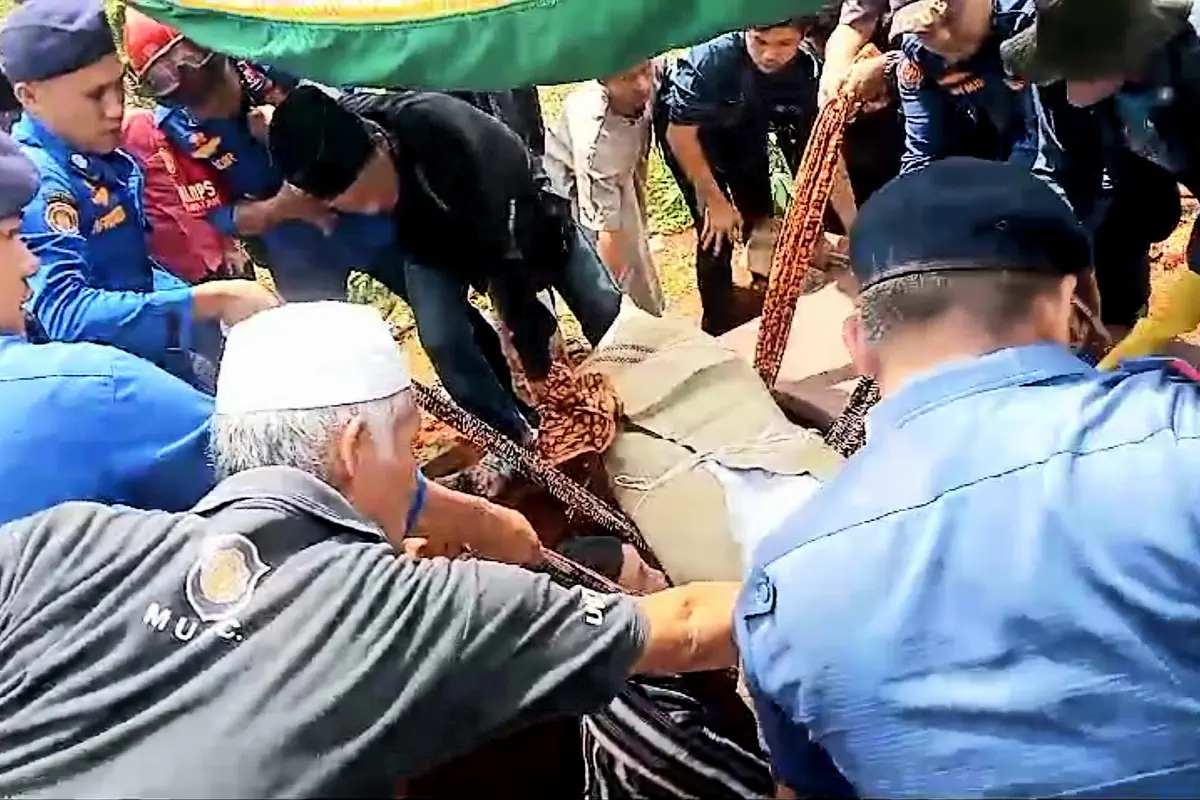 11 petugas Damkartan Bandar Lampung saat evakuasi jenazah obesitas seberat 200 kilogram. Foto: (Istimewa).