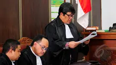 Kuasa hukum Suroso Atmo Martoyo, Tommy Sihotang (kanan)saat membacakan permohonan praperadilan di Pengadilan Negeri (PN) Jakarta Selatan, Senin (6/4/2015). (Liputan6.com/Yoppy Renato)
