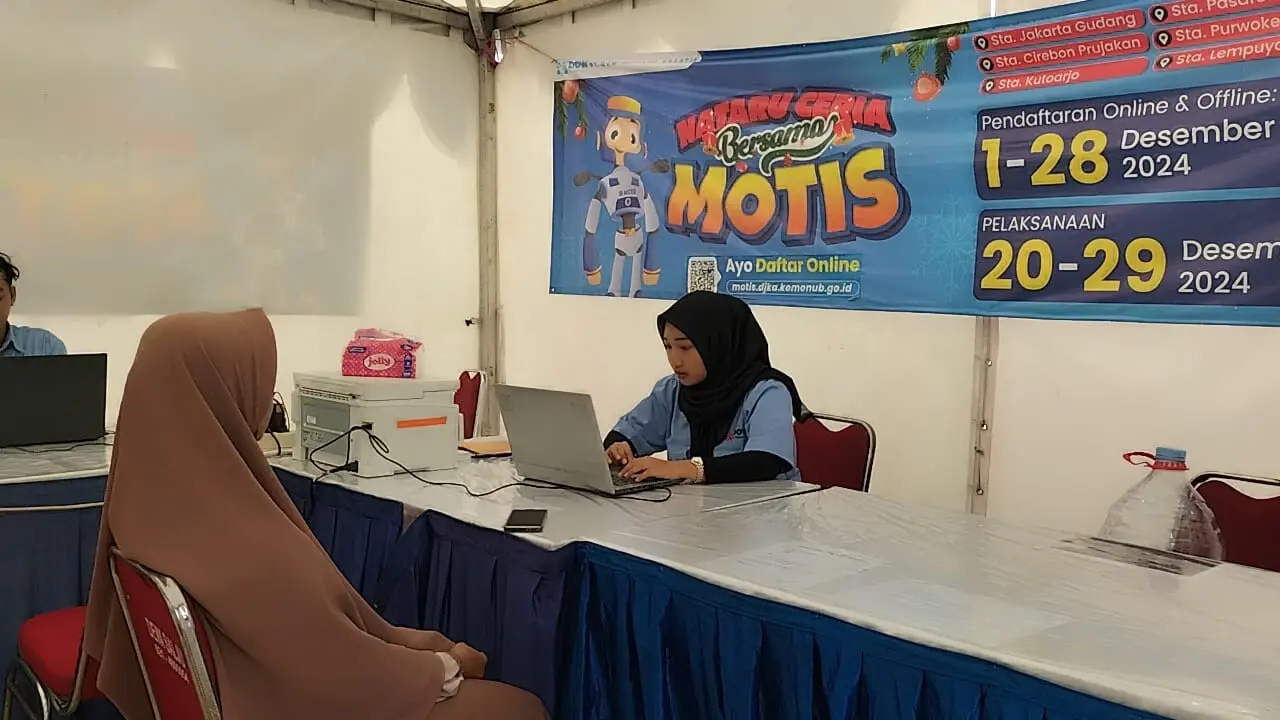 Salah seorang peserta saat mendaftar program Motis di Stasiun Depok Baru, Depok.