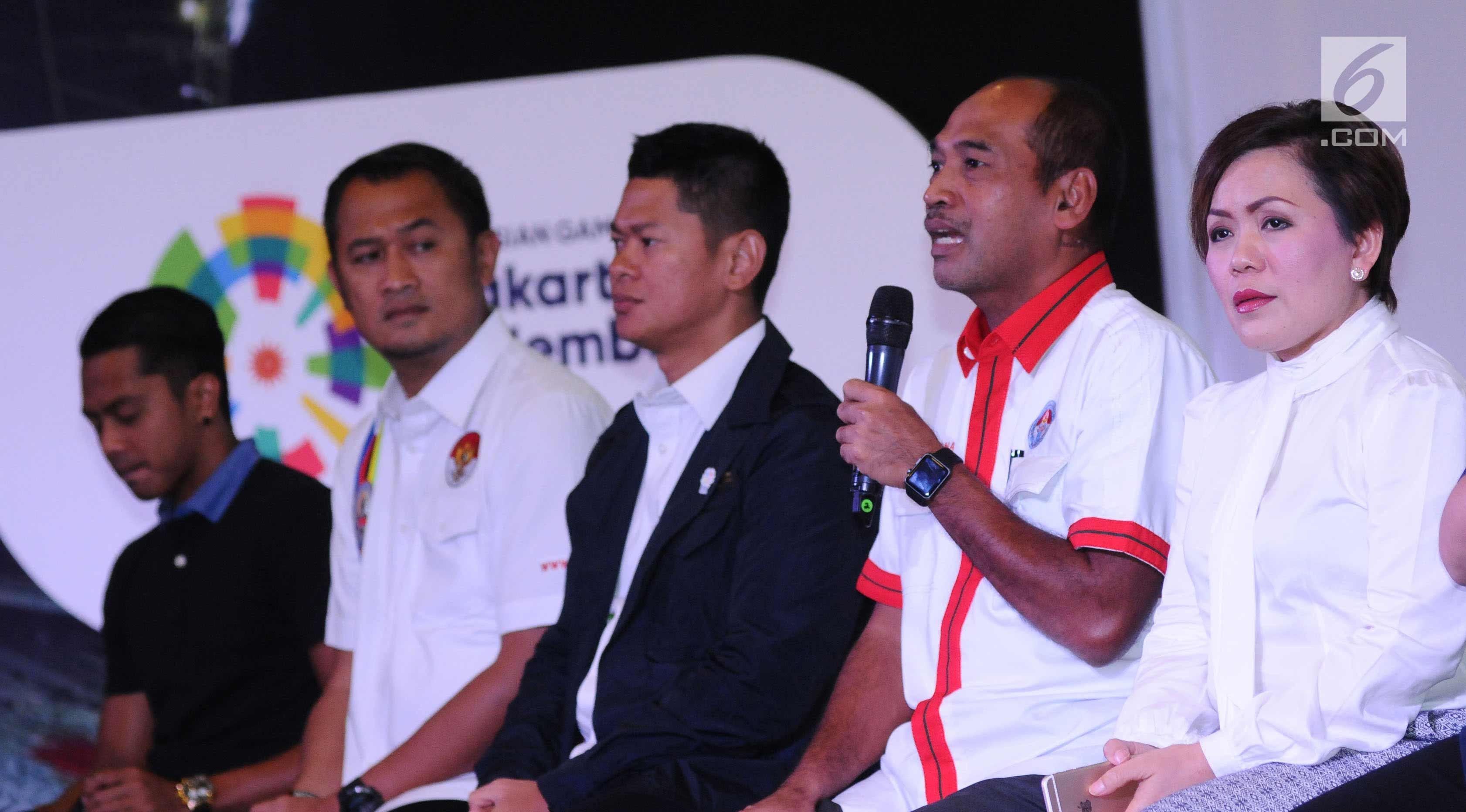 Deputi IV bidang Peningkatan Prestasi Olahraga, Mulyana (kedua kanan) memberi keterangan saat jumpa pers Official Broadcaster Asian Games 2018 di Jakarta, Kamis (8/2). Asian Games 2018 berlangsung 18 Agustus-2 September. (Liputan6.com/Helmi Fithriansyah)