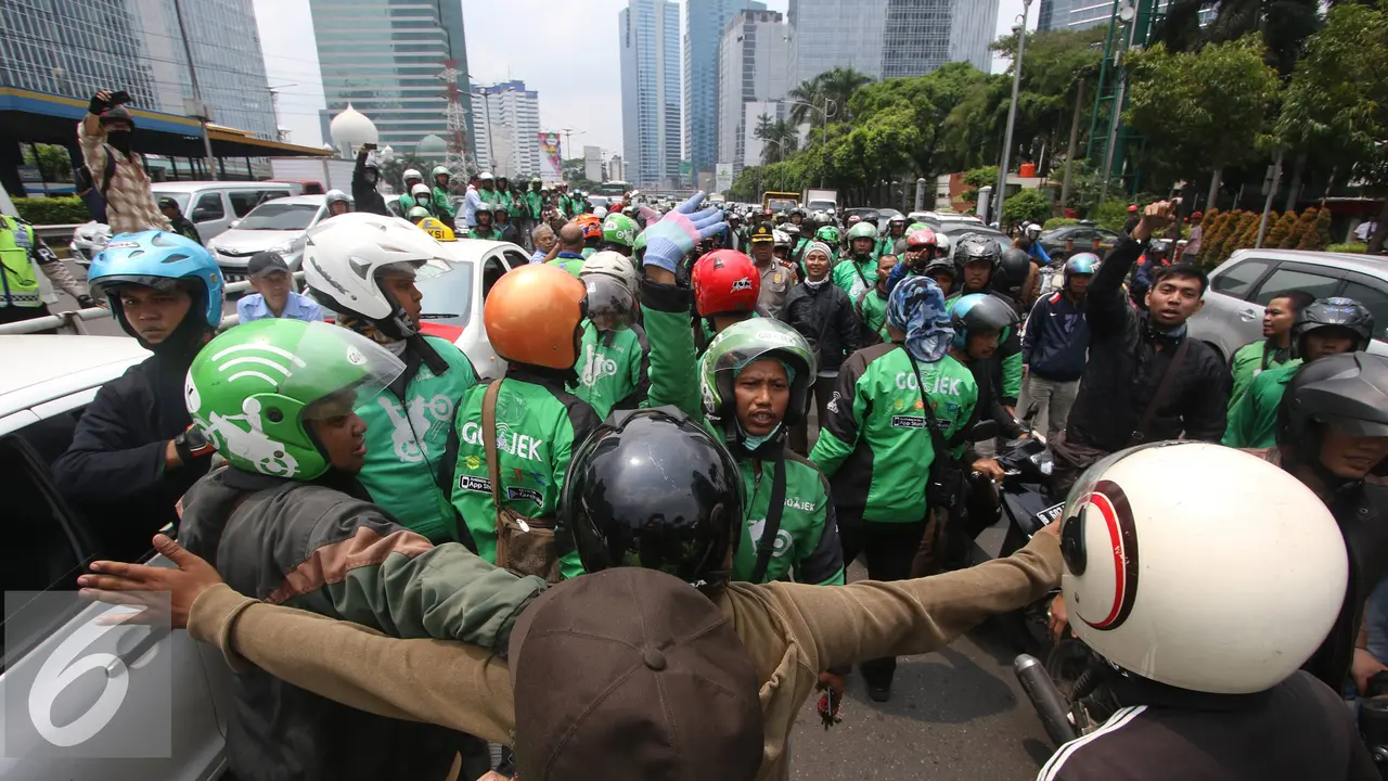 20160322-Go-Jek-Terlibat-Kericuhan-dengan-Sopir-Taksi-Jakarta-IA