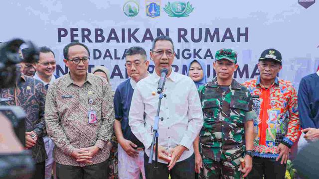 Pj Gubernur DKI Jakarta Heru Budi Hartono meninjau permukiman tak layak dihuni di Kelurahan Tanah Tinggi, Kecamatan Johar Baru, Jakarta Pusat, Kamis (23/11/2023).