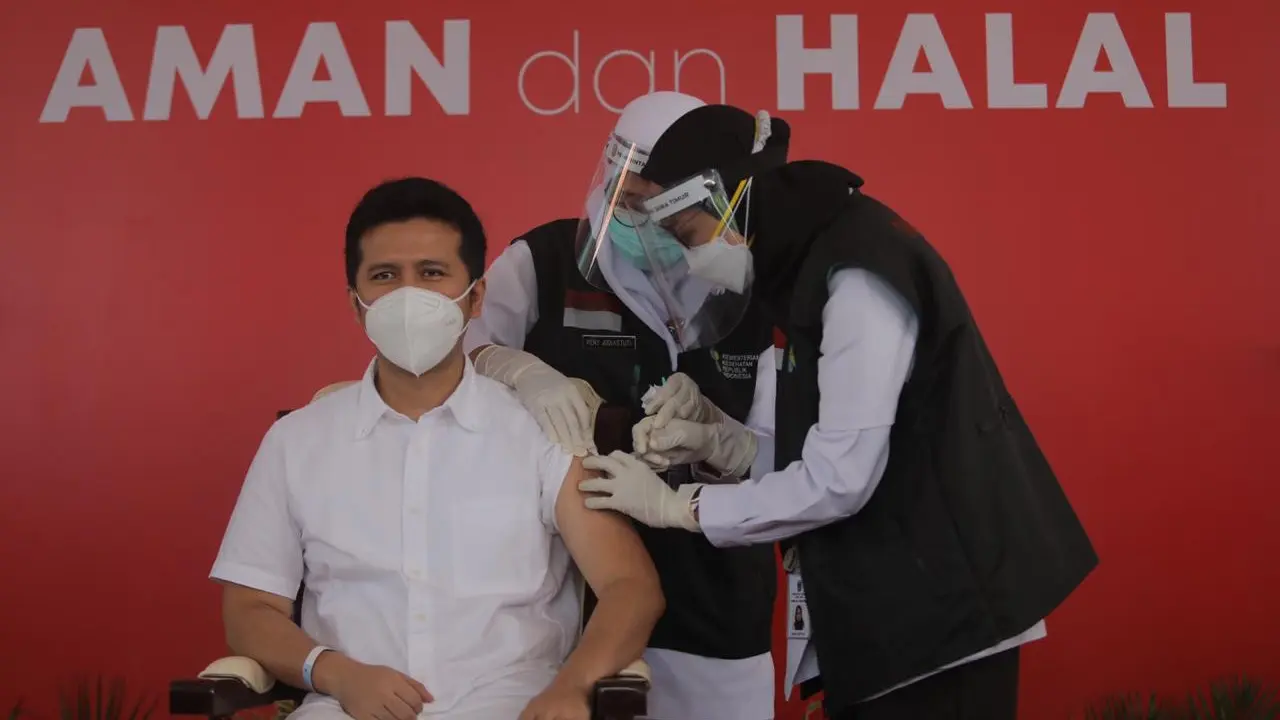 Wagub Jatim Emil Dardak jadi orang pertama di Jatim yang divaksin Covid-19. (Dian Kurniawan/Liputan6.com)