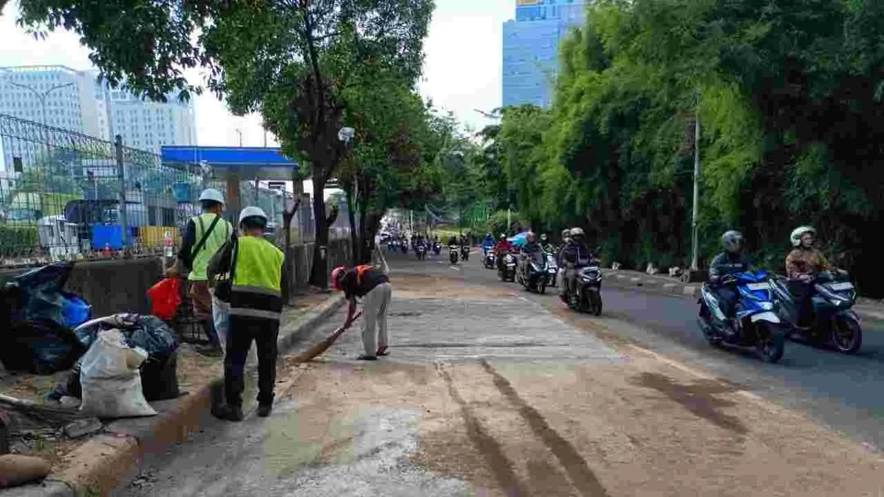 Galian Sistem Pengelolaan Air Limbah Domestik Terpusat (SPALD-T) di kawasan TB Simatupang, Jakarta Selatan.