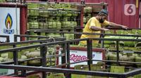 Pekerja melakukan bongkar muat tabung LPG 3 kg di salah satu agen di Jakarta Pusat, Kamis (14/7/2022). Imbas kenaikan harga jual LPG nonsubsidi Rp 2.000 per kg, pengelola agen gas mengungkapkan banyak warga mulai beralih ke LPG 3 kg subsidi atau gas melon karena harga gas nonsubsidi terlampau tinggi di tengah kondisi ekonomi yang makin sulit. (merdeka.com/Iqbal S. Nugroho)