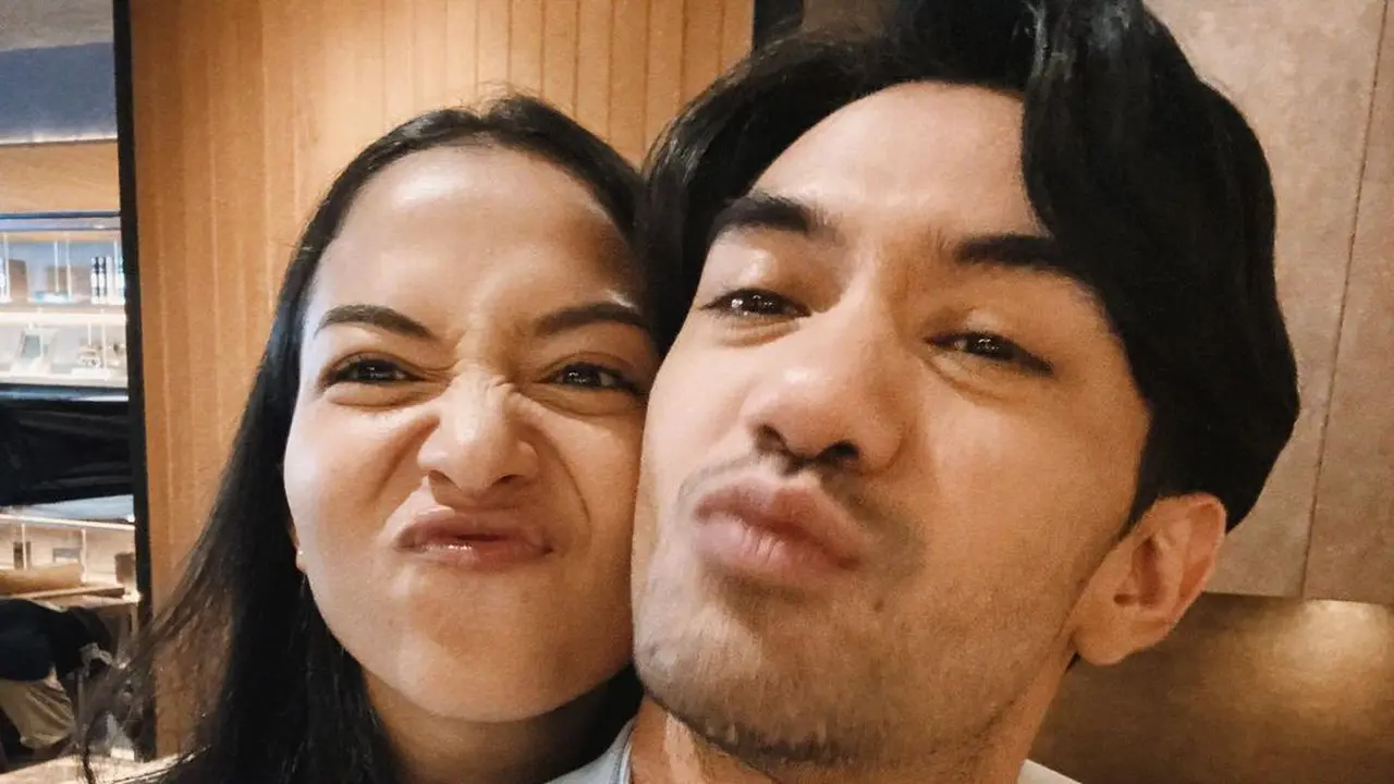 Reza Rahadian dan Putri Marino.