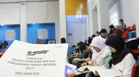 Suasana try out Seleksi Bersama Masuk Perguruan Tinggi Negeri (SBMPTN) yang diselenggarakan Telkomsel bekerja sama dengan Gramedia dan dilaksanakan serentak di 44 kota. (Doc: Telkomsel)