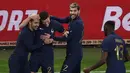 Bek Prancis #02 Benjamin Pavard (Kiri) merayakan bersama rekan satu timnya setelah mencetak gol ke gawang Skotlandia pada laga persahabatan di Decathlon Arena, Rabu (18/10/2023) dini hari WIB. (Sameer Al-Doumy / AFP)