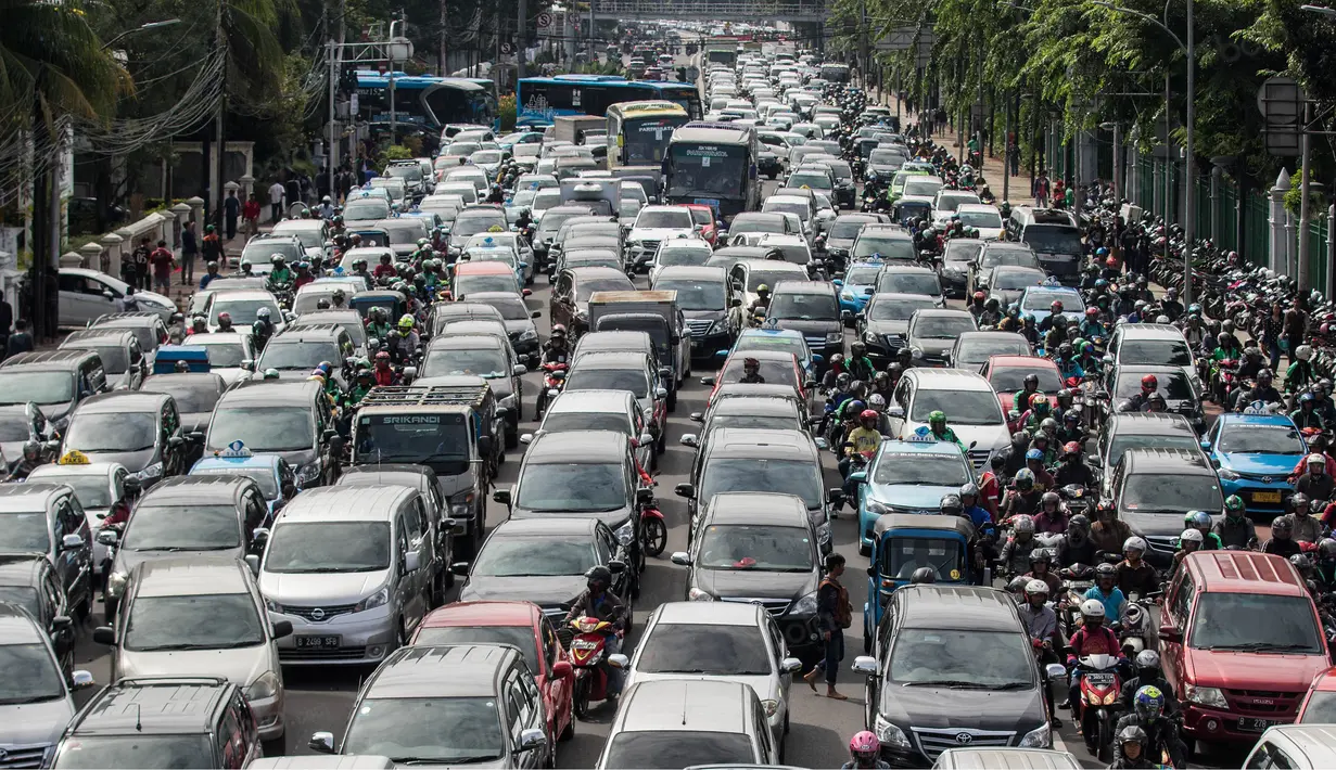 Akibat antrian tiket final Piala AFF 2016, lalu lintas sekitar Makostrad Gambir menjadi macet karena kendaraan terhambat oleh mengularnya antrian suporter. (Bola.com/Vitalis Yogi Trisna)