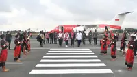 Presiden Jokowi dan Ibu Iriana tiba di Bandara Mathilda Batlayeri, Kepulauan Tanimbar, Maluku, Kamis (01/09/2022). (Foto: BPMI Setpres)
