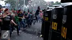 Ratusan mahasiswa dari BEM Se- Indonesia bentrok dengan aparat saat berunjuk rasa menagih Nawacita pemerintahan Jokowi-JK di Jalan Medan Merdeka Barat, Jakarta, Kamis (20/10). (Liputan6.com/Gempur M Surya)