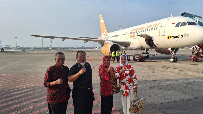 Foto Arinal Djunaidi dan Sutono bersama istri di bandara, yang telah beredar di sosial media. Foto : (Istimewa).