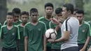 Pelatih Timnas Indonesia U-16, Bima Sakti, saat pemusatan latihan di Sawangan, Senin (13/5). Sebanyak 41 anak mengikuti seleksi untuk memperkuat timnas di Piala AFF U-15 2019 di Thailand. (Bola.com/M Iqbal Ichsan)