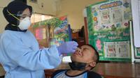 Tenaga kesehatan mengambil sampel dengan metode antigen ke seorang siswa SMP Negeri 6 Kota Malang guna memastikan PTM aman bebas Covid-19 (Humas Pemkot Malang)