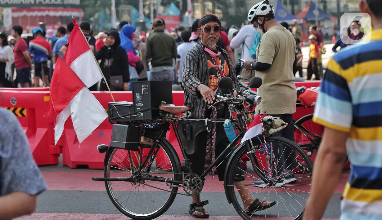 Warga mengenakan kostum unik saat Car Free Day di Kawasan Bundaran HI, Jakarta, Minggu (14/8/2022). Banyak warga mengenakan kostum bernuansa merah putih untuk menyambut HUT Kemerdekan Republik Indonesia ke 77. (Liputan6.com/Angga Yuniar)