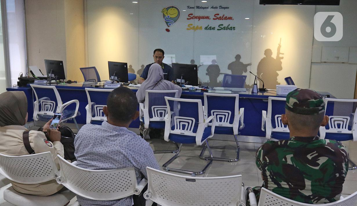 Nasabah asuransi mengantre di PT. Asabri (Persero), Jakarta, Kamis (16/1/2020). Dirut PT. Asabri Sonny Widjaja mengklarifikasi uang seluruh peserta Asabri, TNI, Polri dan ASN Kementerian Pertahanan Polri yang dikelola di Asabri aman, tidak hilang dan tidak dikorupsi. (Liputan6.com/Herman Zakharia)