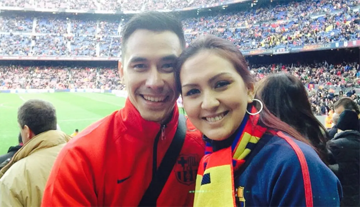 Pertemuan pertama Donna Agnesia dan Darius Sinathrya terjadi pada tahun 2005. Donna sebagai model dan presenter. Suatu hari, ia bertemu dengan Darius yang juga berprofesi model dan presenter, yang saat itu mengantar pacarnya. (dok. Pribadi)