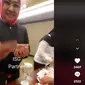 Sebuah video Wakil Bupati (Wabup) Blora Tri Yuli Setyowati membagi-bagikan uang gepokan tengah viral di jagat maya. (Liputan6.com/ Dok Ist)