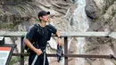 Seperti momen yang baru-baru ini dibagikannya. Aktor kelahiran 16 Februari 1988 ini mengunggah potretnya saat hiking. Kim Soo Hyun mengenakan busana kasual dan topi bernuansa gelap. Dengan menggendong tas, aktor bayaran termahal ini berpose dengan latar belakang lembah. (Liputan6.com/IG/@soohyun_k216)