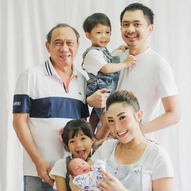 7 Potret Terbaru Ayu Dewi Paska Melahirkan Anak Ketiga
