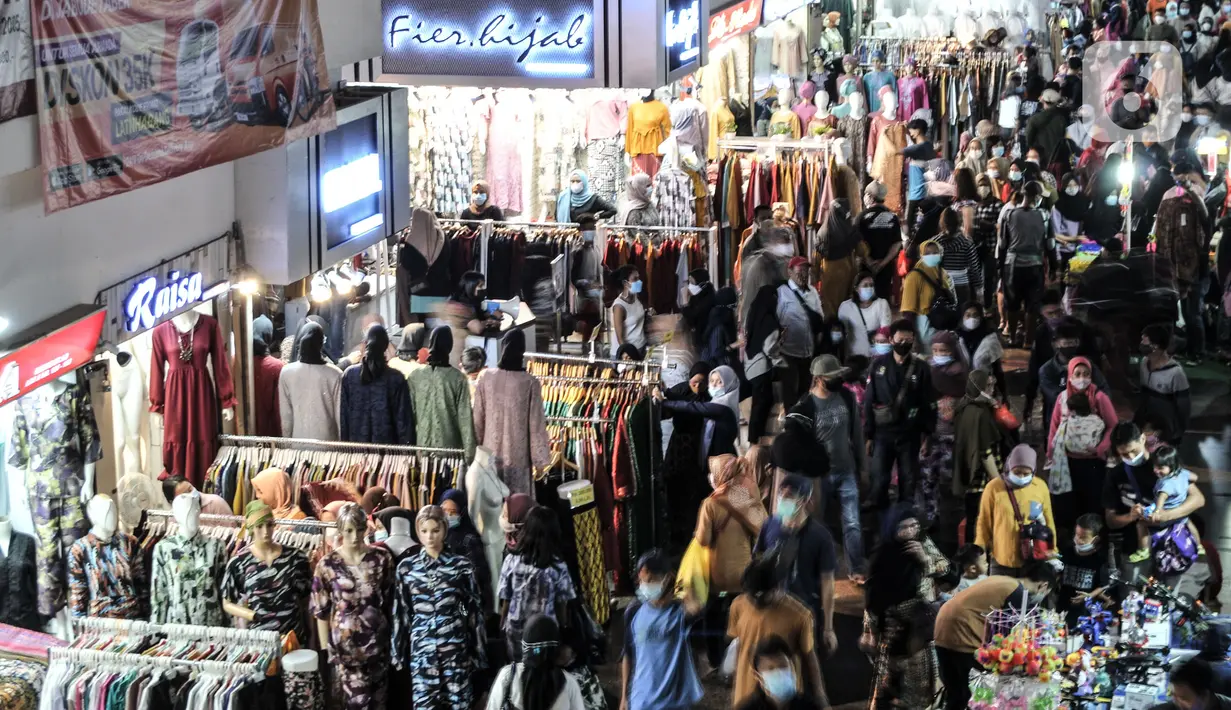Kerumunan warga saat mengunjungi Blok A Pasar Tanah Abang, Jakarta, Minggu (2/5/2021). Kepadatan pengunjung yang ingin membeli kebutuhan untuk Lebaran tetap terjadi di Blok A dan B Tanah Abang meski petugas gabungan telah berjaga di pintu masuk guna mencegah kerumunan. (merdeka.com/Iqbal S Nugroho)
