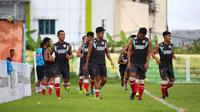 Skuat PSM saat latihan. (Bola.com/Abdi Satria)