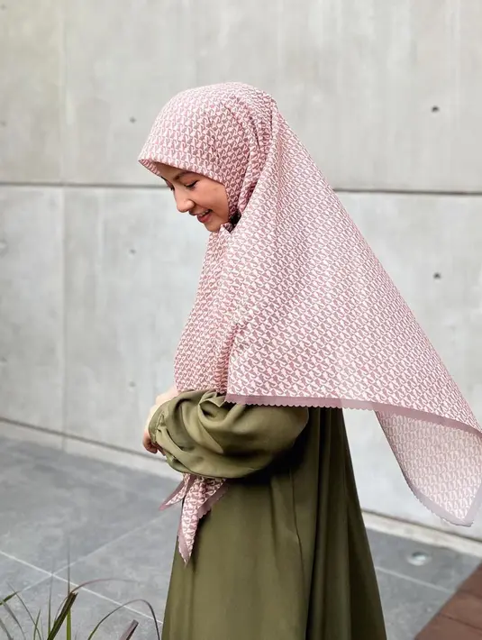 Tampilannya begitu memesona dengan hijab monogram yang meningkatkan pesonanya dalam bergaya.  (Instagram/Natasha Rizky).