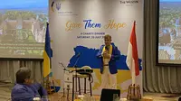 Duta Besar Ukraina untuk Indonesia Vasyl Hamianin menyambut kedatangan para hadirin pada malam amal dan lelang (Dok. Liputan6.com/Teddy Tri Setio Berty).