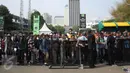Ribuan orang menunggu masuk kawasan Senayan untuk mendaftarkan diri sebagai pengojek GrabBike, Jakarta, Rabu (12/8/2015). Lowongan kerja sebagai pengojek online merupakan peluang kerja baru bagi masyarakat. (Liputan6.com/Gempur M Surya)