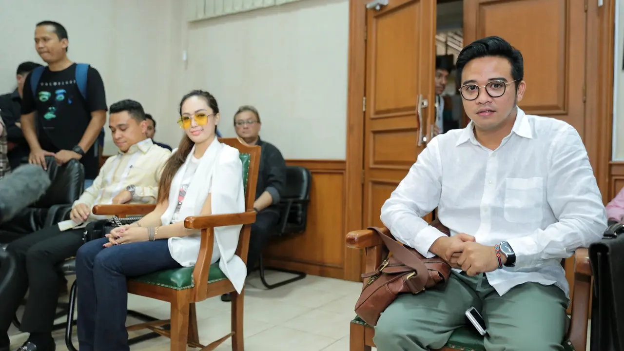 [Bintang] Roby Geisha dan Cinta Ratu Nansya