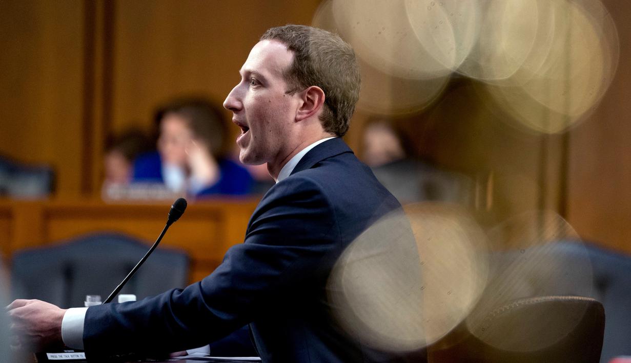 CEO Facebook Mark Zuckerberg memberikan kesaksian di hadapan Kongres dan Senat Amerika Serikat di Capitol Hill, Washington, Senin (10/4). Zuckerberg saat sidang mengakui lalai menjaga keamanan di paltform tersebut. (AP /Andrew Harnik)