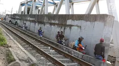 Suasana jalan setapak di pinggir rel kereta di kawasan Tambora, Jakarta, Senin (10/7). Tidak tersedianya akses jalan untuk putar balik membuat warga terpaksa memanfaatkan jalan setapak tersebut. (Liputan6.com/Immanuel Antonius)