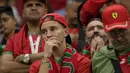 Reaksi suporter Maroko di akhir pertandingan setelah tim yang didukung kalah 0-2 dalam pertandingan sepak bola semifinal Piala Dunia Qatar 2022 antara Prancis dan Maroko di Stadion Al-Bayt di Al Khor, Doha, Qatar, Kamis (15/12/2022). Anak buah Walid Regragui harus berlapang dada dan mengakui kualitas permainan si juara bertahan Piala Dunia 2018. (AP Photo/Christophe Ena)