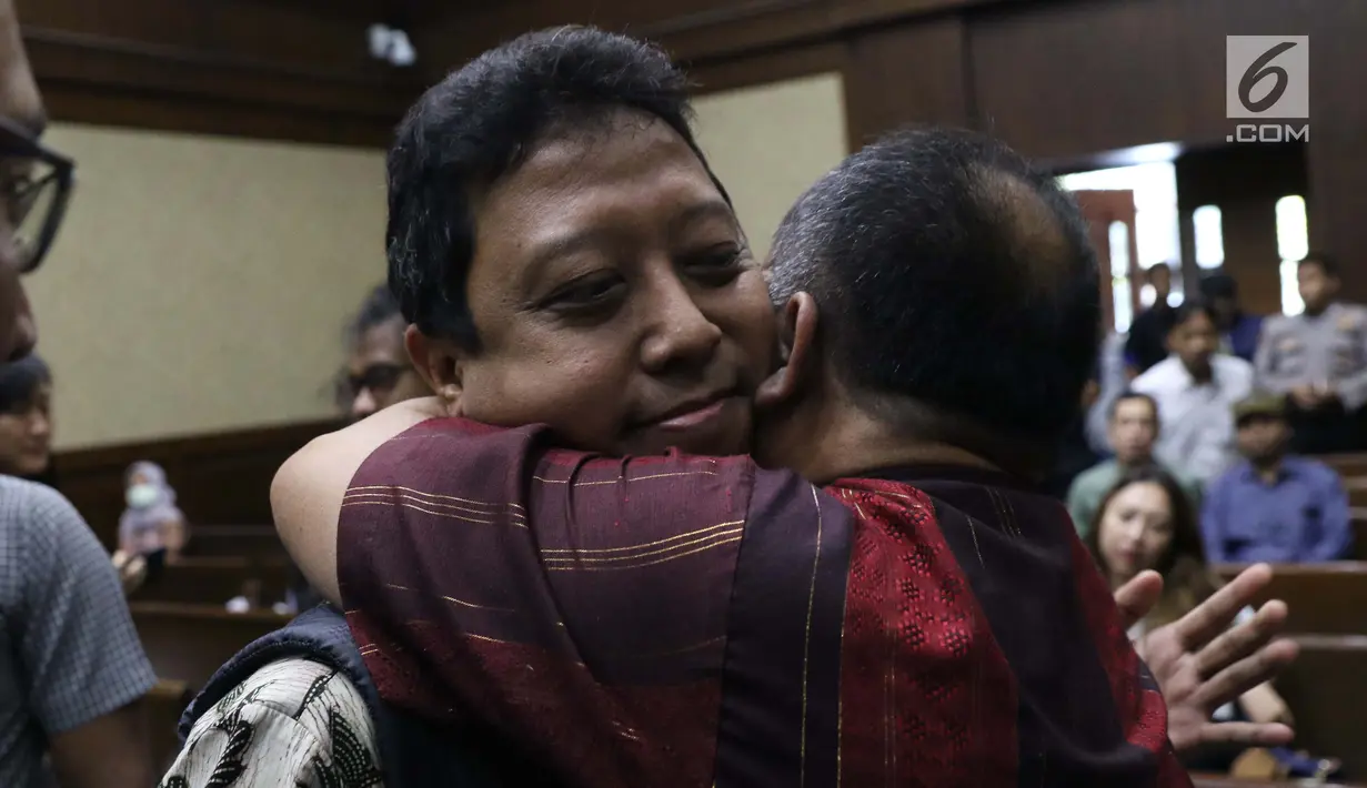 Mantan Ketua Umum PPP, M Romahurmuziy dipeluk kerabatnya jelang menjalani sidang pembacaan dakwaan di Pengadilan Tipikor, Jakarta, Rabu (11/9/2019). M Romahurmuziy didakwa terlibat kasus suap jual-beli jabatan di lingkungan Kementerian Agama (Kemenag). (Liputan6.com/Helmi Fithriansyah)