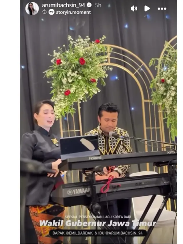 6 Potret Arumi Bachsin di Pernikahan Megawati Hangestri, Berkebaya Satin Memukau