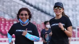 Jogging menjadi hobi Najwa Shihab saat waktu senggang. Bagi perempuan yang akrab disapan Nana, jogging adalah pelarian terbaik untuk melepas penat. Jogging bagi Nana layaknya healing. Saat jogging, Nana pernah bersama Susi Pudjiastuti berlari di Stadion Gelora Bung Karno. (Liputan6.com/IG/@najwashihab)