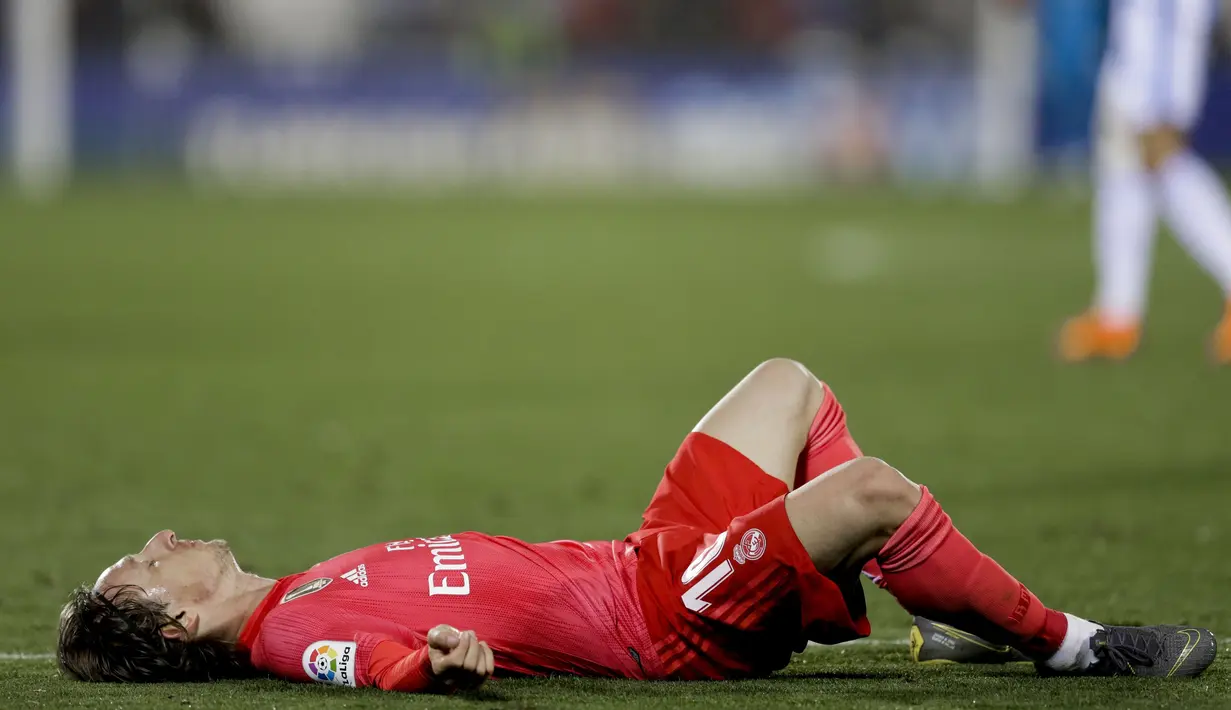 Gelandang Real Madrid, Luka Modric, terbaring lesu usai gagal mengalahkan Leganes pada laga La Liga di Stadion Municipal Butarque, Senin (15/4). Kedua tim bermain imbang 1-1. (AP/Bernat Armangue)