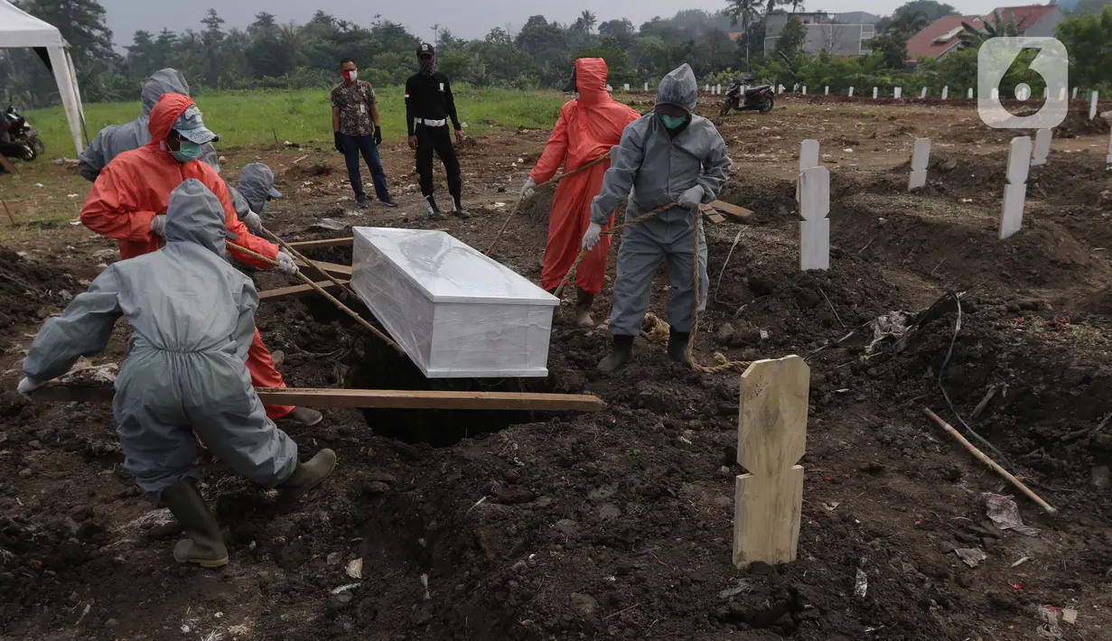 Petugas melakukan pemakaman jenazah dengan protokol Covid-19 di TPU Srengseng Sawah Dua, Jakarta, Kamis (18/3/2021). Dinkes DKI Jakarta mencatat penambahan kasus kematian akibat Covid-19 pada Maret 2021 berada diatas 40 atau meningkat dari 1,6 menjadi 1,7 persen. (Liputan6.com/Helmi Fithriansyah)
