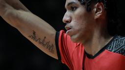 Pemain Timnas Basket Indonesia, Derrick Michael Xzavierro melakukan pemanasan saat laga playoff perempat final FIBA Asia Cup 2022 antara Timnas Basket China melawan Timnas Basket Indonesia di Istora Senayan, Jakarta, Senin (18/07/2022). (Bola.com/Bagaskara Lazuardi)