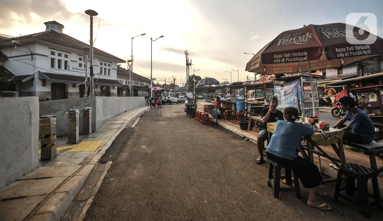 Pedagang kaki lima (PKL) menunggu pembeli di depan Stasiun Manggarai, Jakarta, Kamis (30/9/2021). Halaman Stasiun Manggarai akan dilengkapi jalur sepeda, plaza orientasi, halte Transjakarta, pos polisi, musala, halte ojek online, pangkalan bajaj, dan zona khusus PKL. (merdeka.com/Iqbal S. Nugroho)