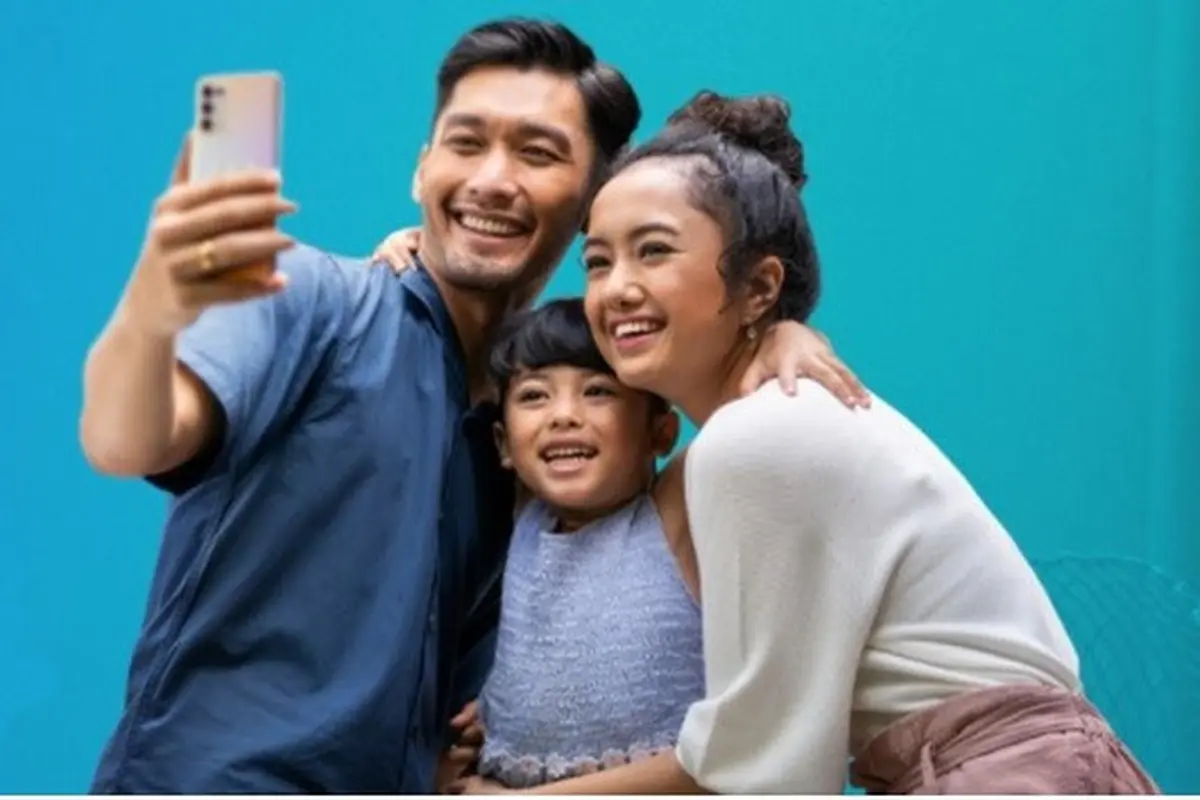 Ilustrasi selfie bersama keluarga