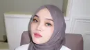 Putri Delina pilih selesaikan tampilan cantiknya dengan lip stain bernuansa nude coral [@putridelinaa]