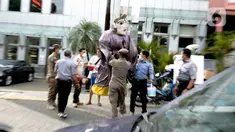 Petugas Suku Dinas Sosial dan Satpol PP Jakarta Selatan merazia pengamen ondel-ondel di kawasan Bulungan, Jakarta, Rabu (24/3/2021). Razia Penyandang Masalah Kesejahteraan Sosial (PMKS) dilakukan untuk ketertiban lingkungan dan terciptanya Ibu Kota yang bebas dari PMKS. (Liputan6.com/Faizal Fanani)