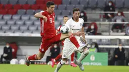 Pemain Eintracht Frankfurt Timothy Chandler (kanan) mengejar pemain Bayern Munchen Benjamin Pavard dalam pertandingan semi final Piala Jerman di Allianz Arena, Munchen, Jerman, Rabu (10/6/2020). Bayern Munchen menang 2-1 dan lolos ke final. (Kai Pfaffenbach Pool via AP)